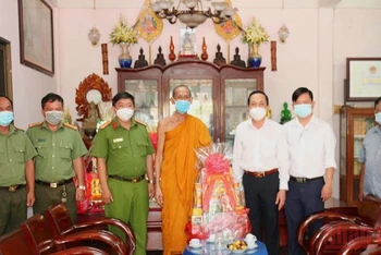 Lãnh đạo Tỉnh ủy Trà Vinh thăm, tặng quà Sene Dolta tại chùa Khmer (Phường 1, TP Trà Vinh).