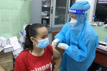 Tiêm vaccine cho người dân, công nhân lao động trên địa bàn thị xã Tân Uyên, tỉnh Bình Dương trong ngày 5/10. 
