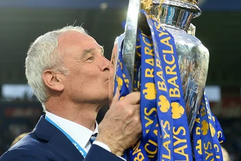 Ranieri trong lễ đăng quang Premier League 2015/16 cùng Leicester. (Ảnh: Getty Images) 