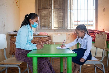 Một giáo viên đang dạy học sinh tại Trường tiểu học Trom, tỉnh Rattanakiri, Cambodia vào tháng 11/2020.(Ảnh: UNICEF).