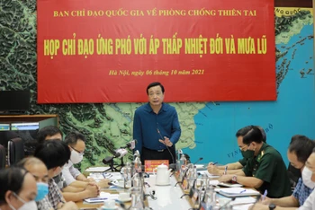 Tổng cục trưởng Trần Quang Hoài chủ trì cuộc họp Ban Chỉ đạo Quốc gia Phòng chống thiên tai về ứng phó với áp thấp nhiệt đới và mưa lớn chiều 6/10.