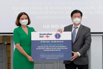 Đại sứ Australia tại Việt Nam Robyn Mudie và Thứ trưởng Y tế Trương Quốc Cường tại lễ bàn giao.