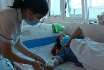 Bệnh nhân sốt xuất huyết điều trị tại Bệnh viện Thanh Nhàn.