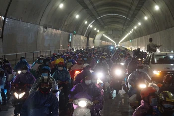 Khuya ngày 6/10, hầm đường bộ Hải Vân được mở để người dân di chuyển bảo đảm an toàn (Ảnh Hồ Giáp)