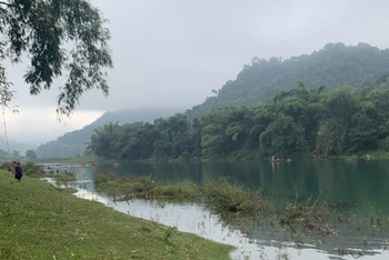 Khu vực xảy ra vụ lật thuyền trên sông Gâm, thị trấn Yên Phú, huyện Bắc Mê khiến 4 học sinh mất tích. 