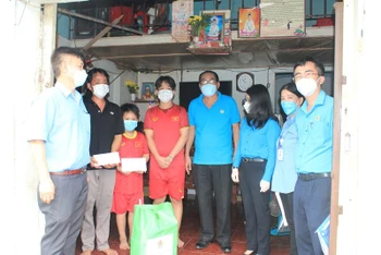 Lãnh đạo LĐLĐ tỉnh Đồng Nai thăm và tặng quà trẻ em là con công nhân có cha, mẹ tử vong do dịch bệnh Covid-19 tại huyện Vĩnh Cửu.