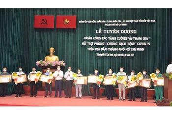Lãnh đạo Thành phố trao bằng khen cho các tập thể hỗ trợ TP Hồ Chí Minh phòng, chống dịch.