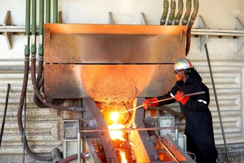Một công nhân làm việc trong nhà máy luyện kim tại mỏ Unki ở Zimbabwe của nhà sản xuất bạch kim lớn nhất thế giới Anglo American Platinum. Ảnh: Reuters.