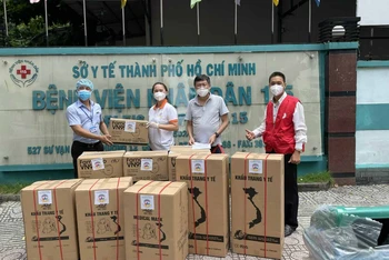 Hội Chữ thập đỏ TP Hồ Chí Minh vận động Công ty TNHH TMDV SX Quán Quân (quận 11) trao vật tư y tế cho các bệnh viện.