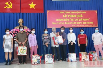 Chương trình “Hạt gạo quê hương” trao 200 phần quà cho người dân xã Đông Thạnh, huyện Hóc Môn.