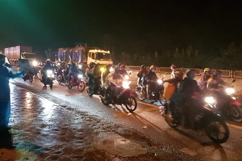 Đoàn xe máy của người dân di chuyển về quê qua chốt kiểm dịch Dốc Xây (Ninh Bình). (Ảnh: Lê Hồng)