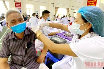 Người dân ở huyện đảo Cô Tô (Quảng Ninh) được tiêm chủng mũi 2 vaccine phòng Covid-19.