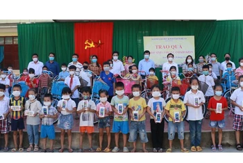Trao điện thoại di động và xe đạp cho học sinh nghèo ở huyện Anh Sơn.