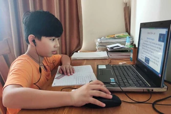 Học sinh cấp 1 tại TP Hồ Chí Minh học trực tuyến.