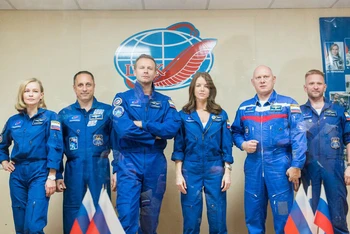 Các nghệ sĩ cùng các phi hành gia chuẩn bị lên tàu vũ trụ MS-19. (Ảnh:Reuters)