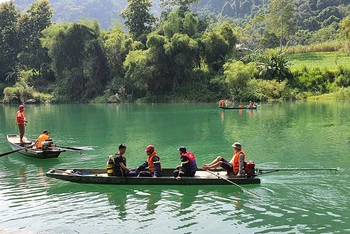 Lực lượng chức năng huyện Bắc Mê tìm kiếm người mất tích.