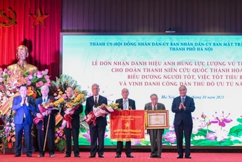 Chủ tịch nước Nguyễn Xuân Phúc trao danh hiệu Anh hùng Lực lượng vũ trang nhân dân cho Đoàn Thanh niên cứu quốc Thành Hoàng Diệu. (Ảnh: Duy Linh)