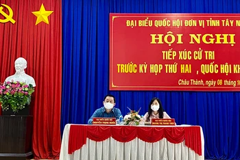 Đồng chí Nguyễn Trọng Nghĩa và đồng chí Hoàng Thị Thanh Thúy tiếp xúc cử tri sáng 8/10.