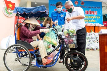 Lãnh đạo TP Long Khánh, tỉnh Đồng Nai trao quà cho người dân bán vé số trong thời gian thực hiện giãn cách xã hội.
