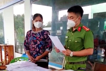 Cơ quan Công an tỉnh Đắk Nông thực hiện lệnh bắt bị can đối với Lê Thị Hồng, Giám đốc Công ty Nam Nhân.