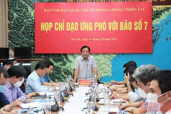 Bộ trưởng Nông nghiệp và Phát triển nông thôn Lê Minh Hoan chỉ đạo cuộc họp ứng phó với bão số 7 chiều 9/10.