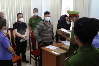 Cơ quan Cảnh sát điều tra Công an tỉnh Đắk Nông thực hiện lệnh bắt bị can đối với các đối tượng.