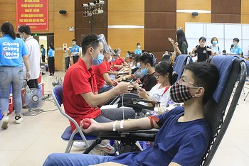 Các tình nguyện viên hiến máu tại chương trình “Chong chóng hồng”. 