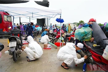 Đội SOS sinh viên đặc biệt tại Đà Nẵng đang cứu hộ xe máy cho người dân qua TP Đà Nẵng.