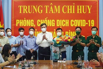 Lãnh đạo tỉnh Quảng Bình tặng hoa, tiễn đoàn công tác.