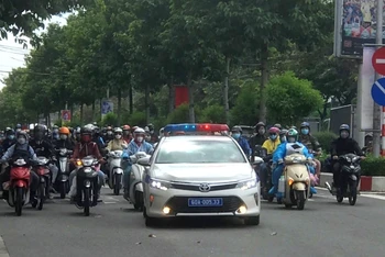 Lực lượng Cảnh sát giao thông Công an tỉnh Đồng Nai dẫn đoàn người đi xe máy từ TP Hồ Chí Minh về Đồng Nai.