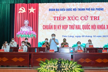Chủ tịch Quốc hội Vương Đình Huệ cùng các đại biểu Quốc hội TP Hải Phòng tiếp xúc cử tri chuẩn bị kỳ họp thứ hai, Quốc hội Khóa XV tại huyện Tiên Lãng. 
