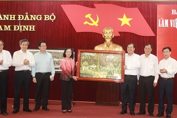 Đồng chí Trương Thị Mai tặng tranh lưu niệm cho Ban Thường vụ Tỉnh ủy Nam Định.