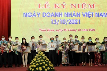 Đại diện các doanh nghiệp nhận bằng khen của tỉnh Thái Bình trong thực hiện “mục tiêu kép” vừa chống dịch, vừa phát triển sản xuất.