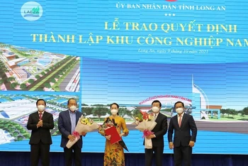 Trao quyết định đầu tư và thành lập Khu công nghiệp Nam Tân Tập cho Saigontel.