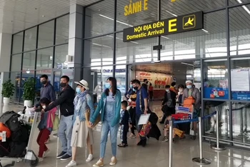 Hành khách tại nhà ga sân bay quốc tế Nội Bài (Hà Nội). 