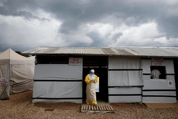 Nhân viên y tế tại một trung tâm điều trị Ebola ở Beni, Cộng hòa Dân chủ Congo, tháng 3/2019. (Ảnh: Reuters)