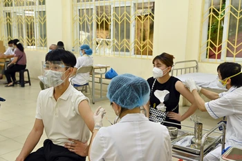 Tiêm vaccine cho người dân Hà Nội. (Ảnh: DUY LINH)