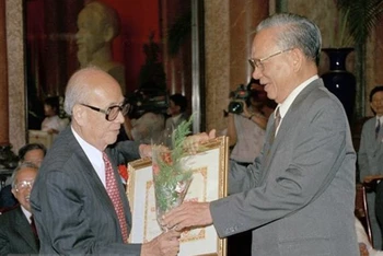 Chủ tịch nước Lê Đức Anh trao tặng Giải thưởng Hồ Chí Minh cho Giáo sư Vũ Khiêu, ngày 30/10/1996, tại Phủ Chủ tịch. (Ảnh: TTXVN)