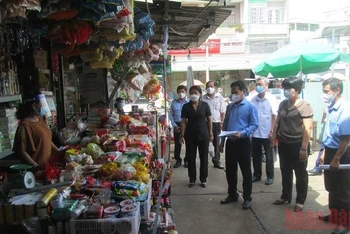 Kiểm tra hoạt động kinh doanh tại chợ truyền thống thị trấn Thạnh Hóa, huyện Thạnh Hóa, Long An. 