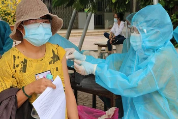 Tiêm vaccine ngừa Covid-19 cho người dân ở TP Biên Hòa, tỉnh Đồng Nai.