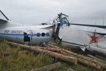 Hiện trường vụ rơi máy bay tại Tatarstan, LB Nga. (Ảnh: Bộ Tình trạng khẩn cấp Nga)