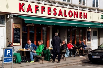 Kể từ ngày 21/4, các quán bar và nhà hàng ở Đan Mạch mở cửa trở lại với những người đã được tiêm vaccine đầy đủ. (Ảnh: Reuters)