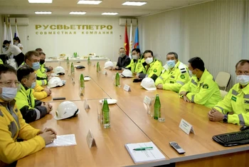 Đại sứ Đặng Minh Khôi làm việc với Ban lãnh đạo Rusvietpetro: (Ảnh: QUẾ ANH)