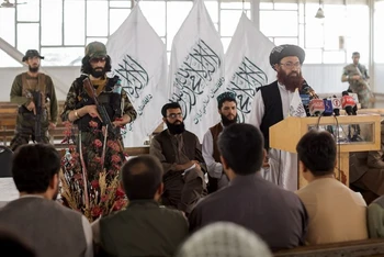 Quan chức Taliban tham dự cuộc họp báo về việc phát hành hộ chiếu cho công dân sau nhiều tháng trì hoãn. (Ảnh: Reuters)
