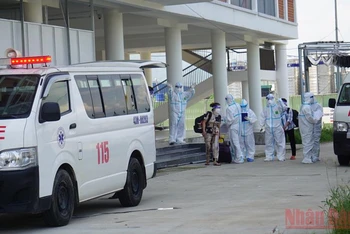 42 bệnh nhân mắc Covid-19 được chuyển từ Bệnh viện dã chiến Ký túc xá phía Tây về Bệnh viện Phổi Đà Nẵng, sáng 11/10.