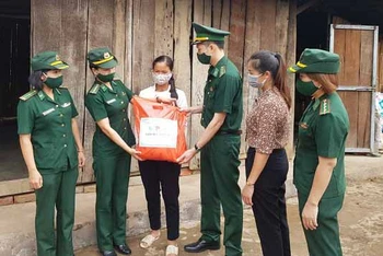 Cán bộ Hội phụ nữ Bộ đội biên phòng tỉnh Điện Biên trao quà, động viên phụ nữ nghèo bản Tân Phong.