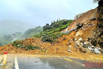 Nhiều tuyến đường ở thị xã Sa Pa bị sạt lở, ách tắc giao thông trong ngày 11/10 do mưa lớn kéo dài.