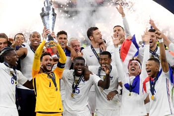 Các tuyển thủ Pháp ăn mừng sau trận chung kết kịch tính. (Ảnh: Reuters)