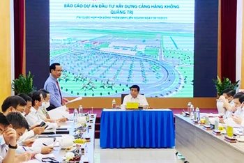 Phó Bí thư Tỉnh ủy, Chủ tịch UBND tỉnh Quảng Trị Võ Văn Hưng báo cáo Dự án đầu tư cảng hàng không Quảng Trị với Hội đồng thẩm định liên ngành Trung ương.