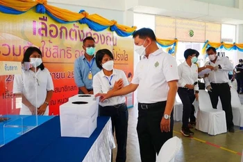 Thành viên Ủy ban bầu cử Thái Lan kiểm tra công tác chuẩn bị cho cuộc bầu cử địa phương tại tỉnh Phuket. (Ảnh: EC)
